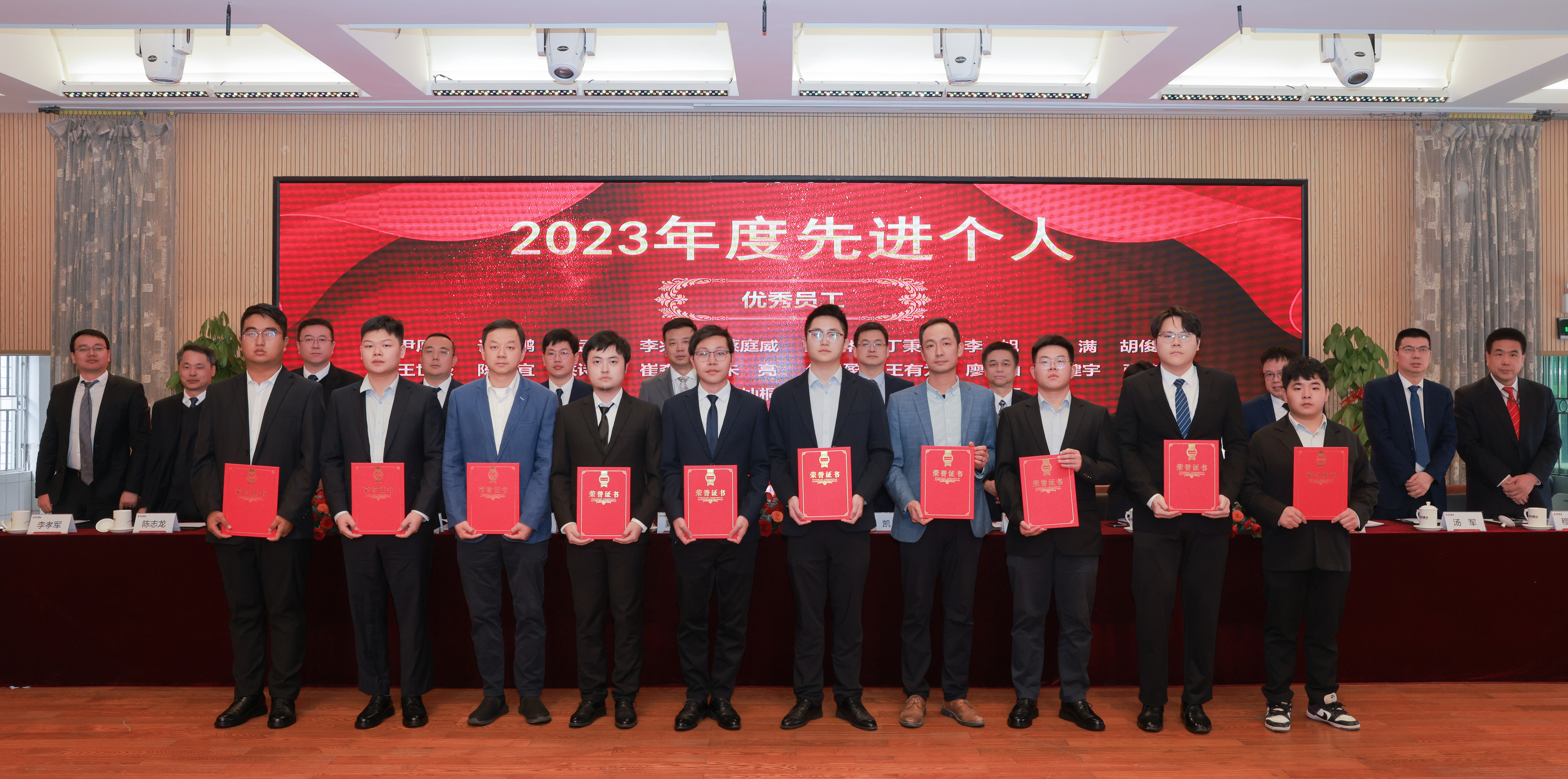 優(yōu)秀員工1.jpg 優(yōu)秀員工1.jpg