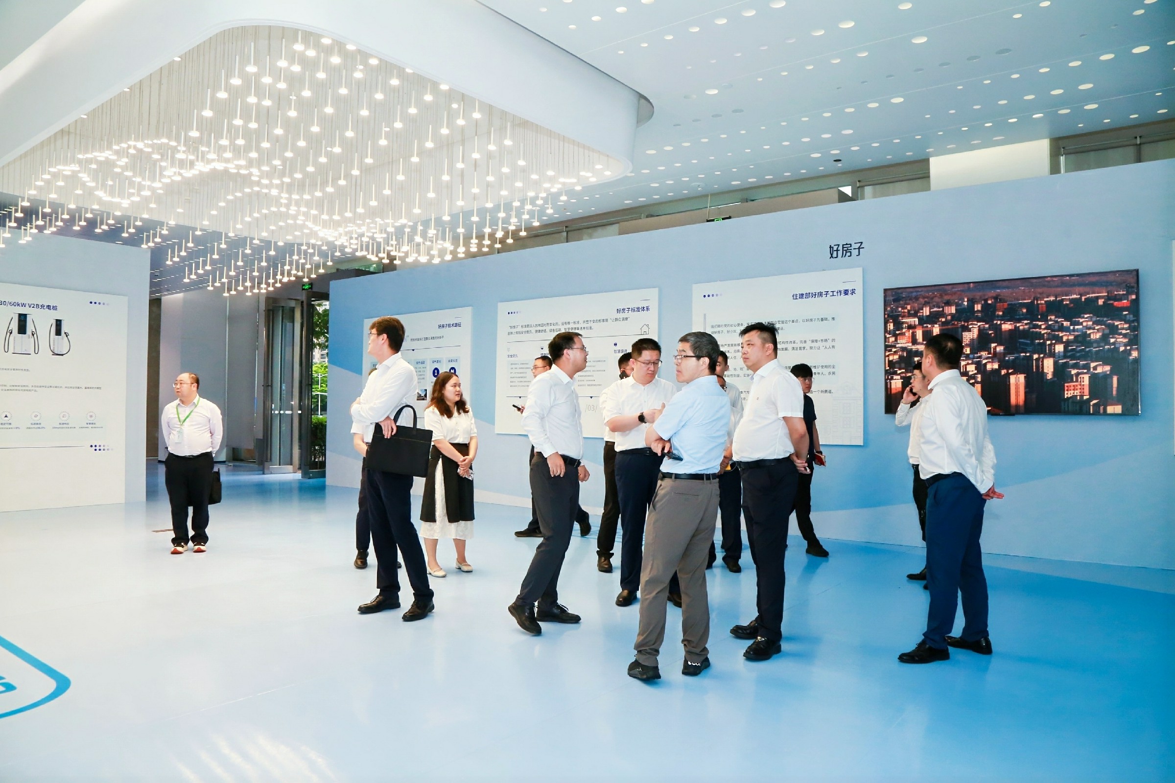 龔董看展廳~1.jpg 龔董看展廳~1.jpg